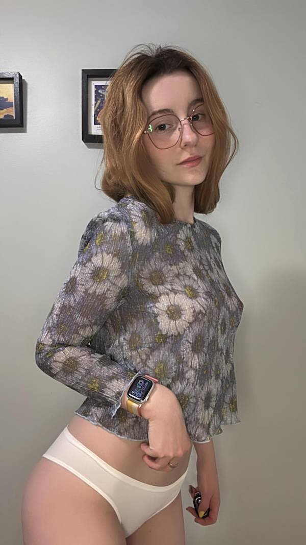 Braless Girls (35 pics)