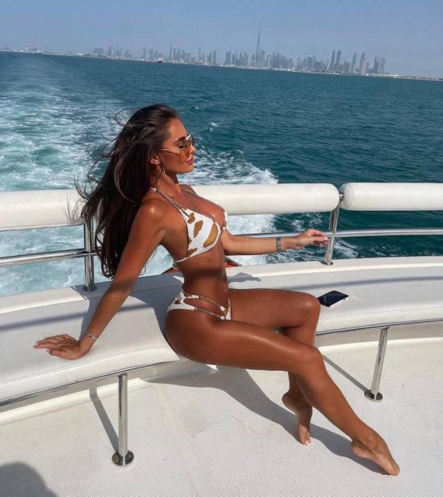 Girls With Beautiful Legs (34 pics)