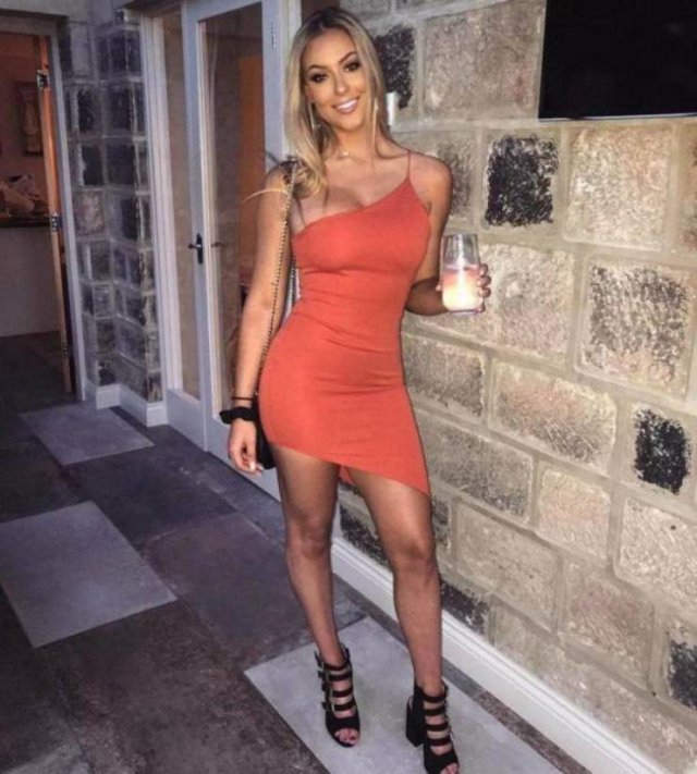 Girls In Red Dresses (36 pics)