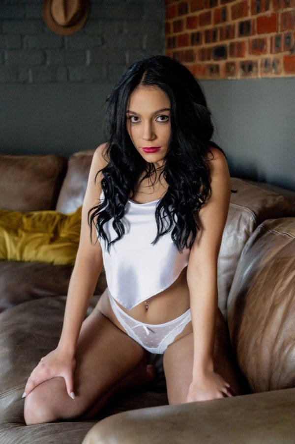 Girls In Lingerie (35 pics)