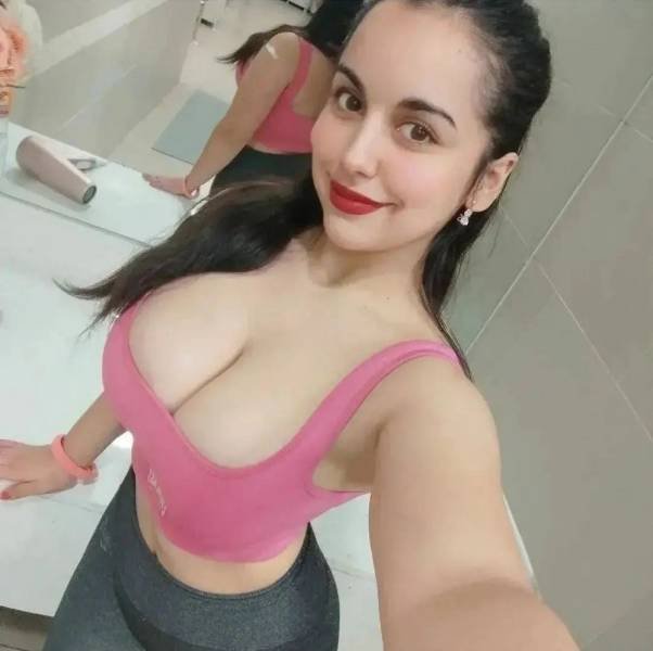 Busty Girls (42 pics)