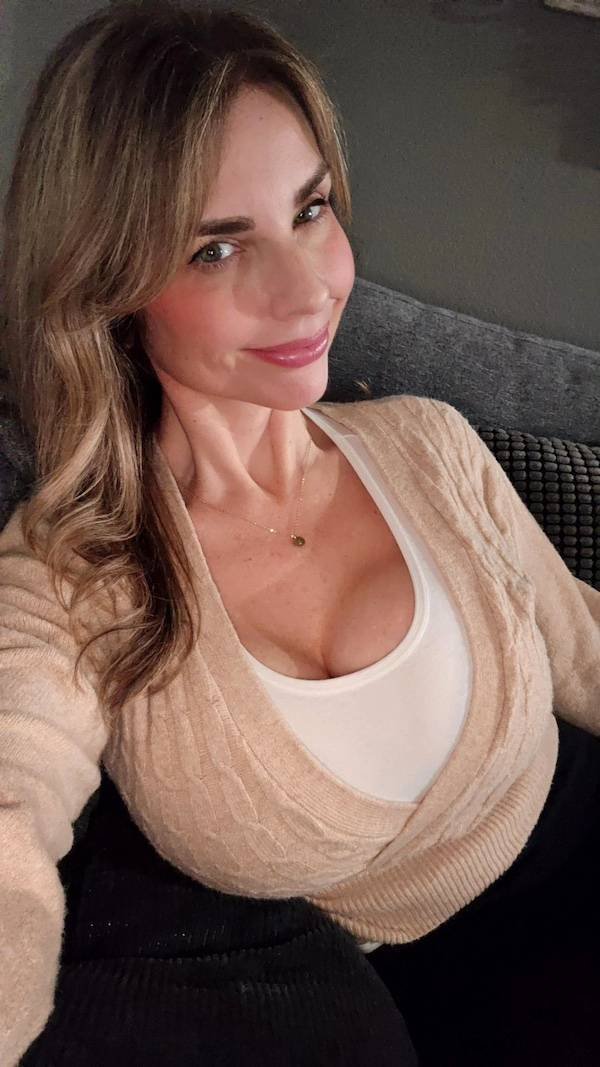 Busty Girls (42 pics)