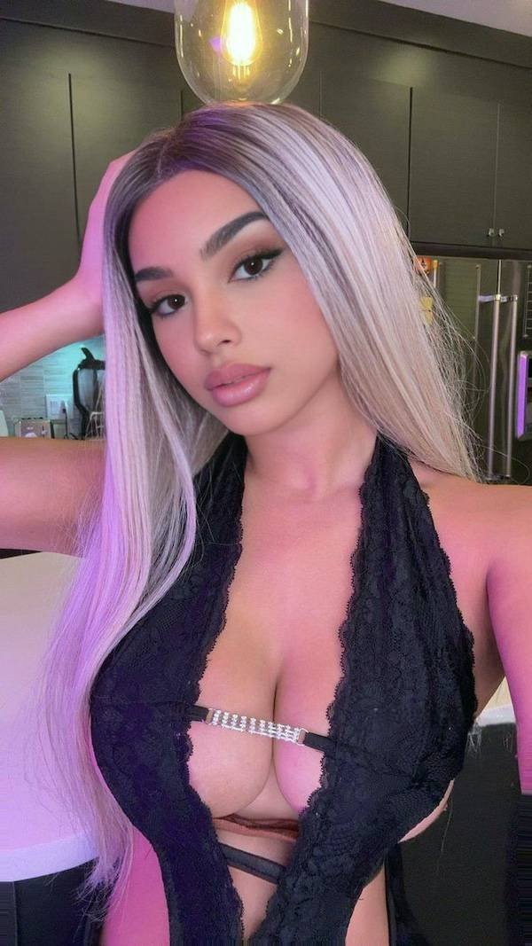 Busty Girls (42 pics)