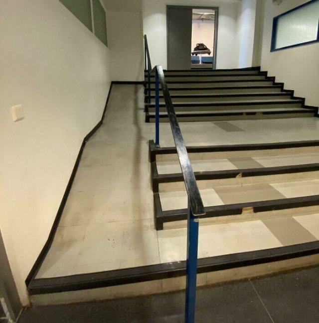 Epic Fails In Public Spaces (25 pics)