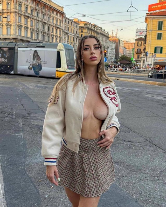 Braless Girls (45 pics)