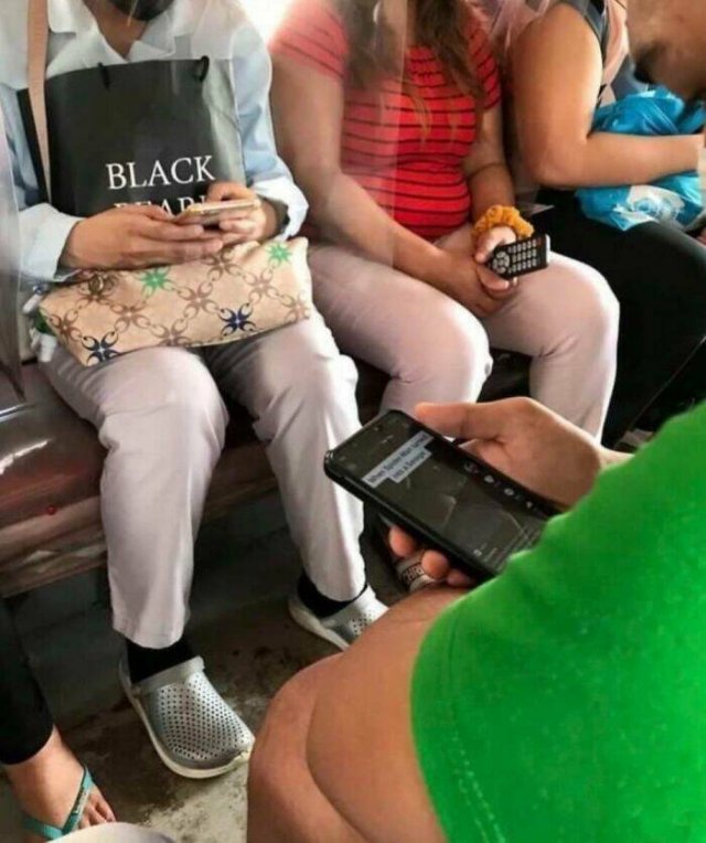 Strange Passengers On The Subway (24 pics)