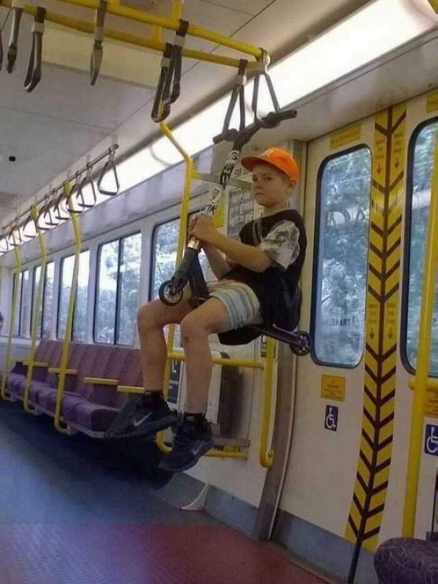 Strange Passengers On The Subway (24 pics)