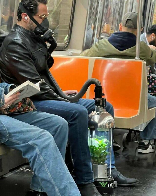Strange Passengers On The Subway (24 pics)