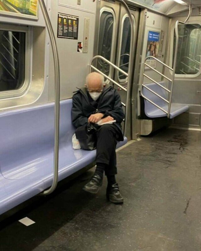 Strange Passengers On The Subway (24 pics)
