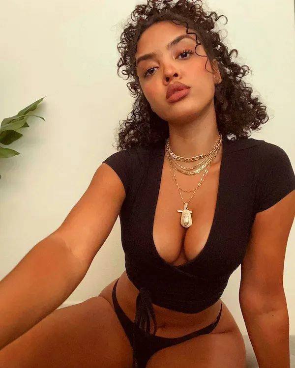 Busty Girls (35 pics)