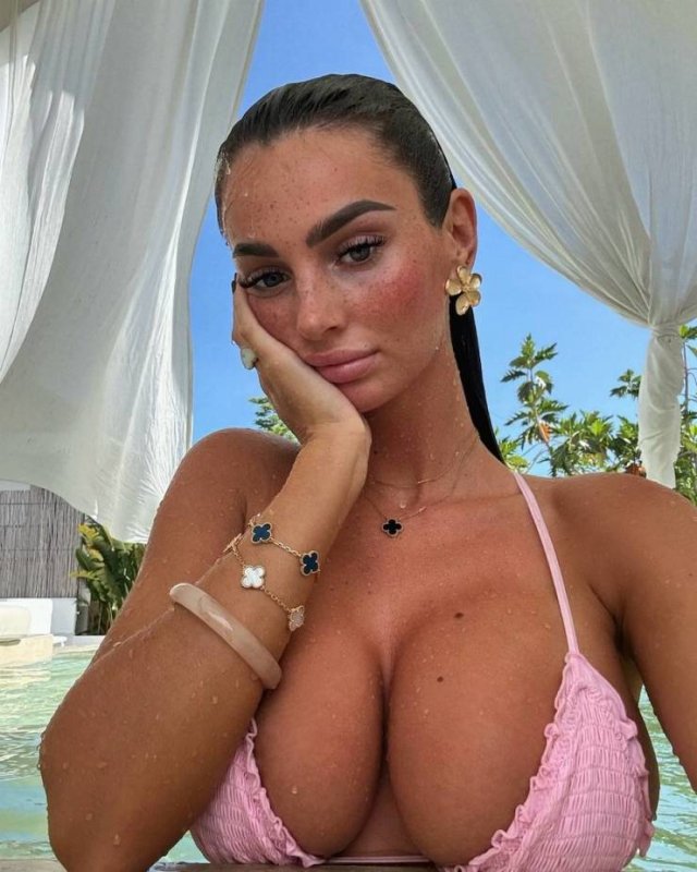 Busty Girls (45 pics)