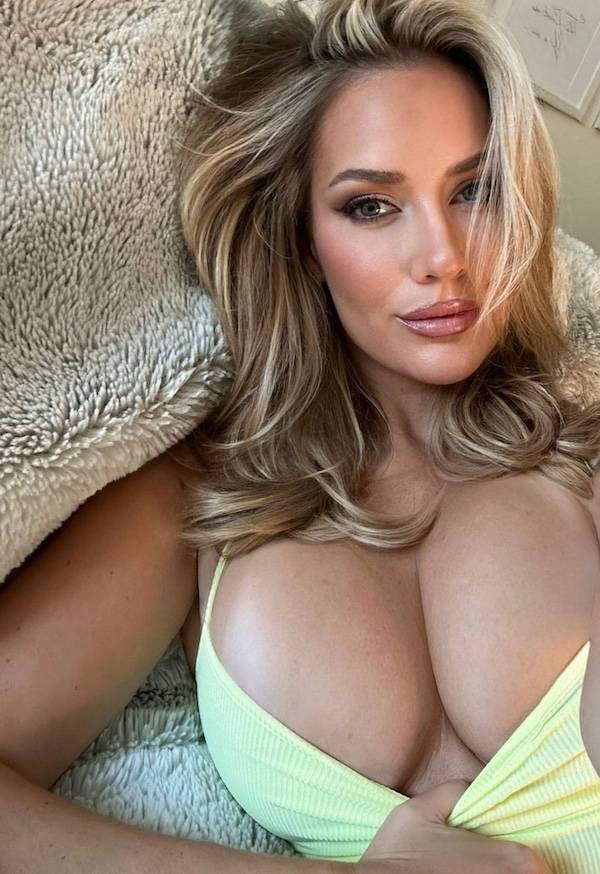 Busty Girls (45 pics)