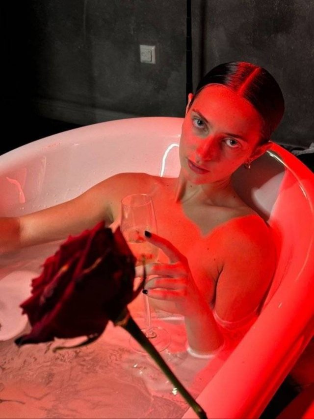 Wet Girls (24 pics)