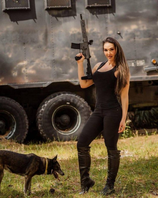 Girls With Guns (36 pics)