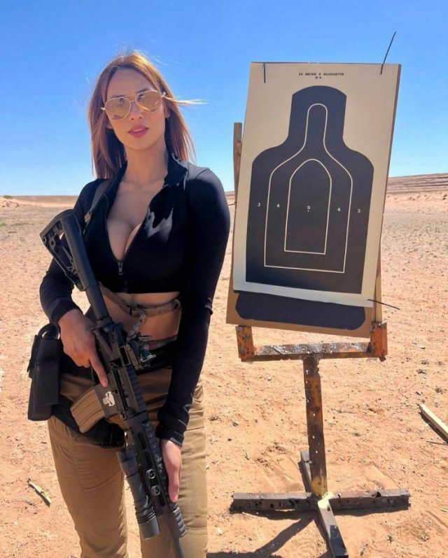 Girls With Guns (36 pics)