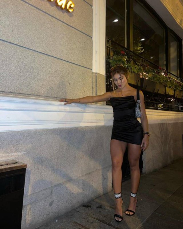 Girls In Dresses (33 pics)