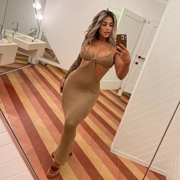 Girls In Dresses (33 pics)