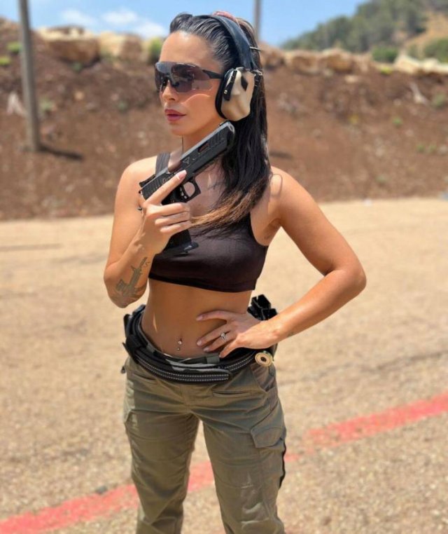 Girls With Guns (36 pics)