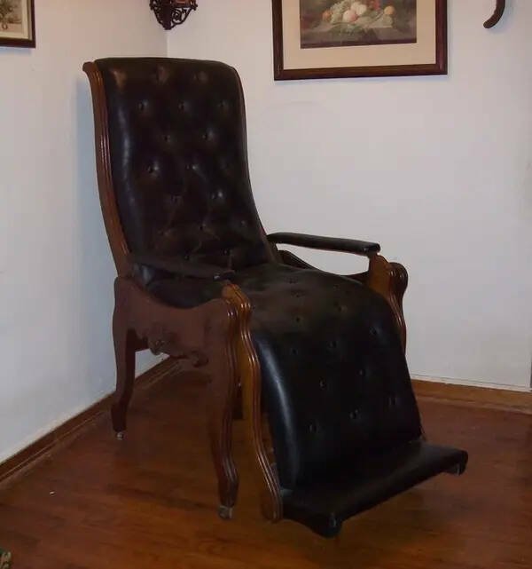 The Creepiest Things People Have At Home (24 pics)