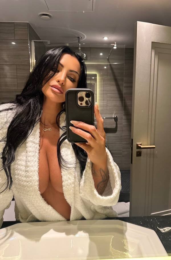 Selfie Girls (35 pics)