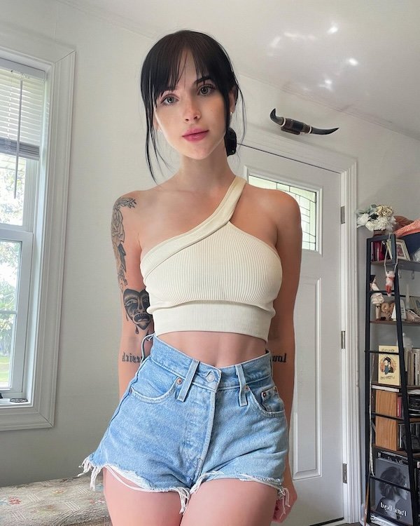 Girls In Shorts (30 pics)