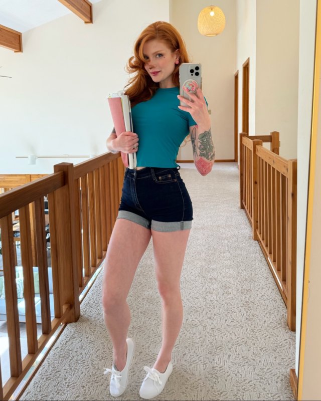 Girls In Shorts (30 pics)