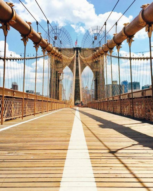 Popular Tourist Spots In Real Life (18 pics)