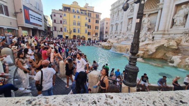 Popular Tourist Spots In Real Life (18 pics)