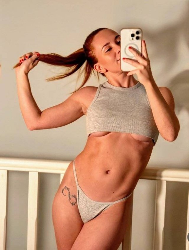 Hot Girls (44 pics)