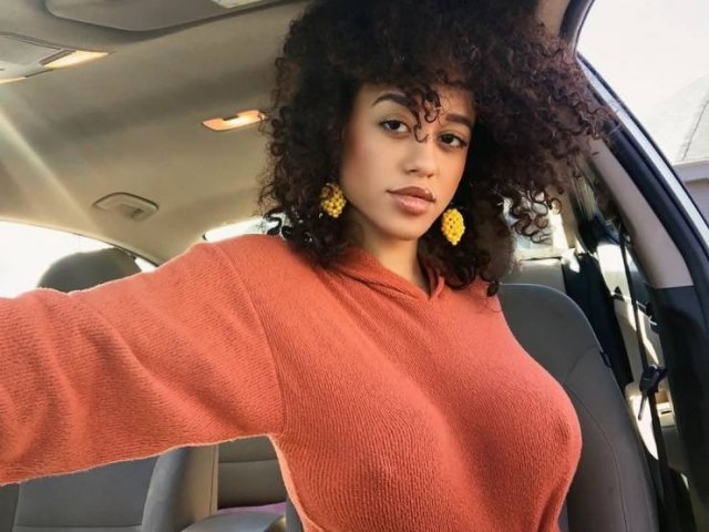 Busty Girls (45 pics)