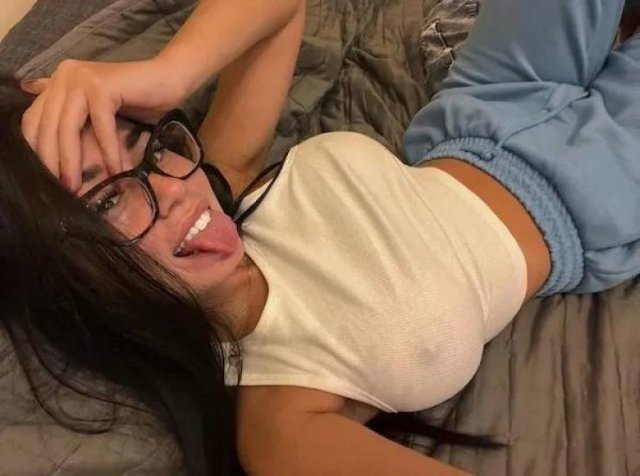 Braless Girls (42 pics)