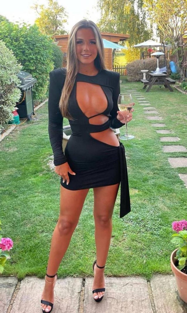 Girls In Dresses (34 pics)