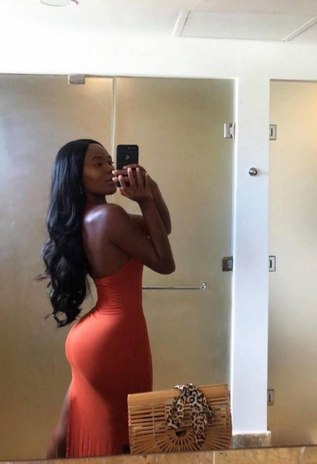 Girls In Dresses (34 pics)