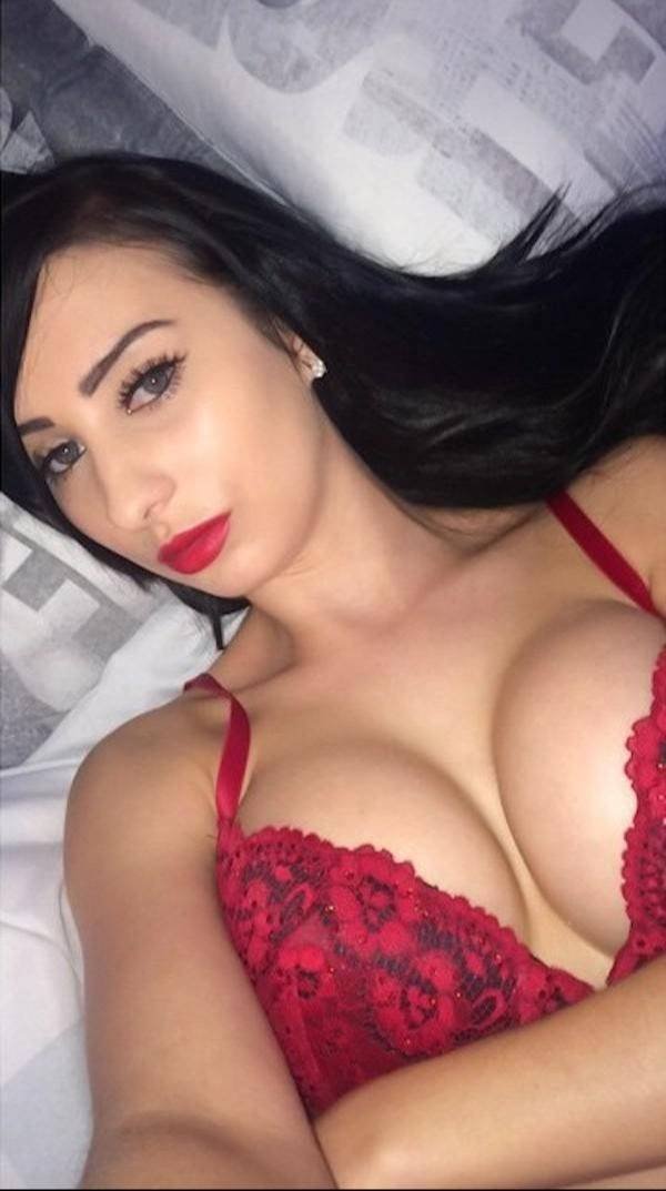 Busty Girls (45 pics)