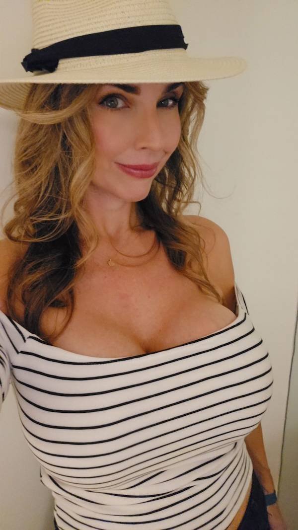 Busty Girls (45 pics)