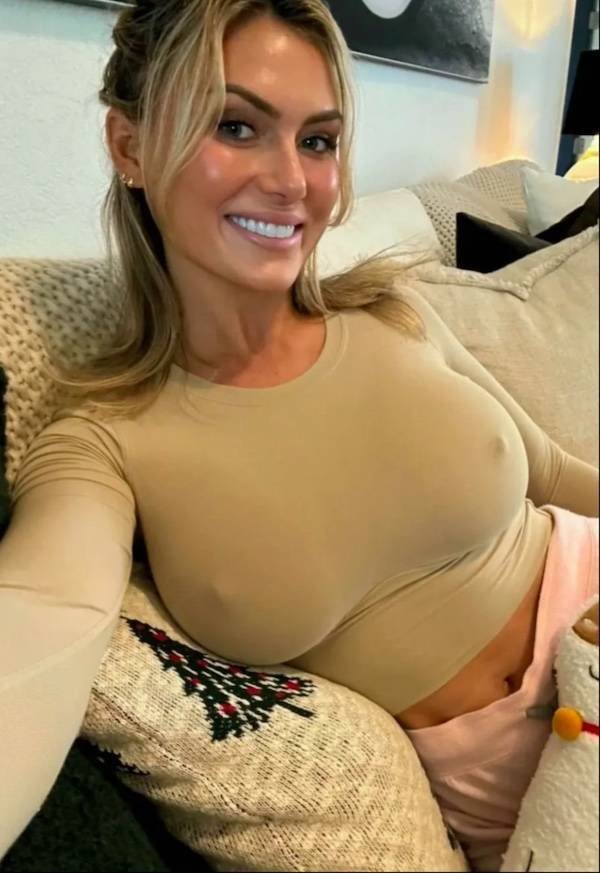 Busty Girls (45 pics)