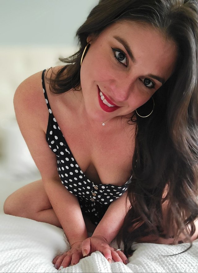 Beauty Brunettes (33 pics)