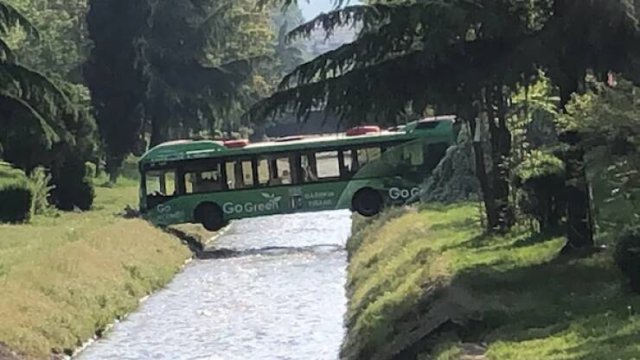 Weird Car Crashes (23 pics + 9 gifs)
