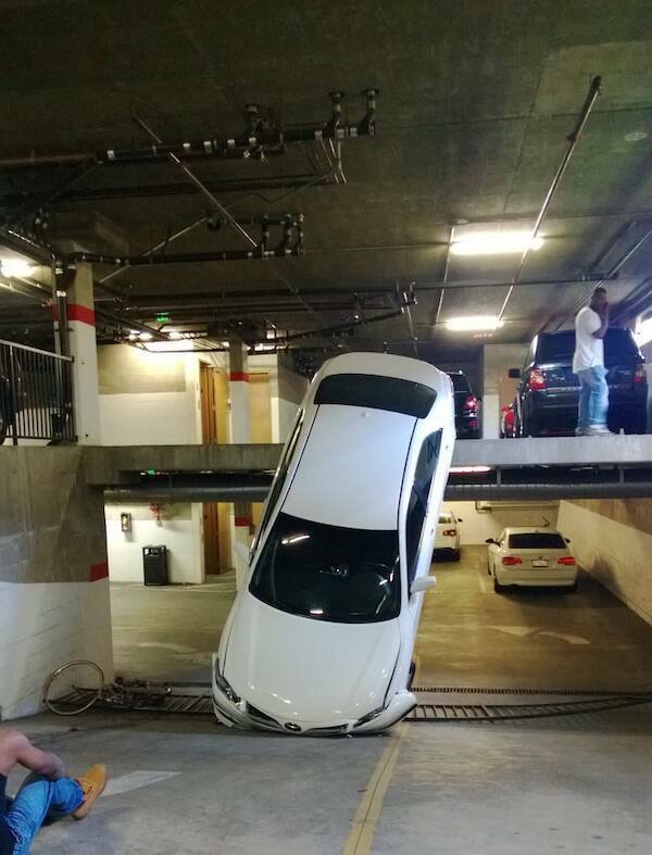 Weird Car Crashes (23 pics + 9 gifs)