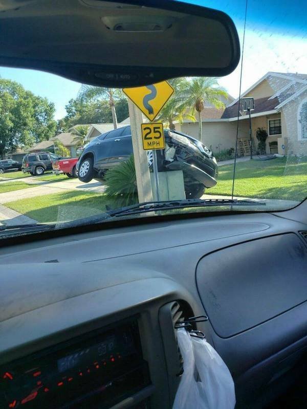 Weird Car Crashes (23 pics + 9 gifs)