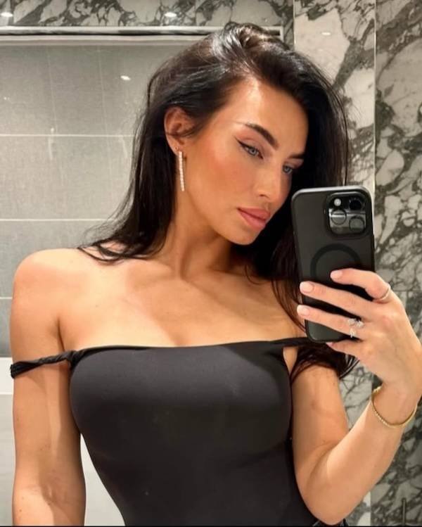 Selfie Girls (37 pics)
