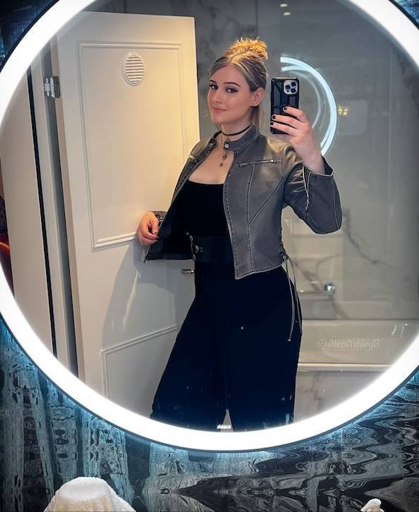 Selfie Girls (37 pics)