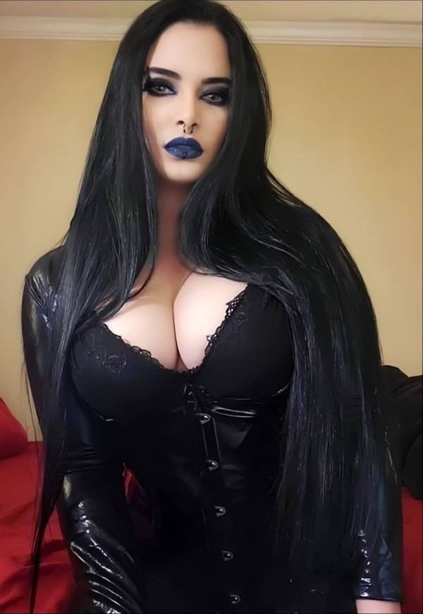 Busty Girls (44 pics)