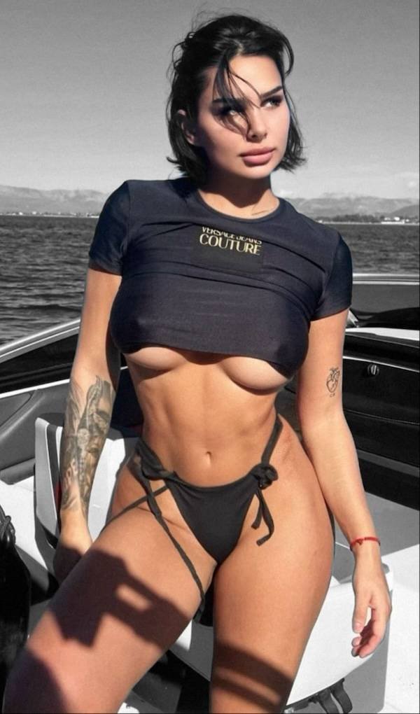 Braless Girls (43 pics)