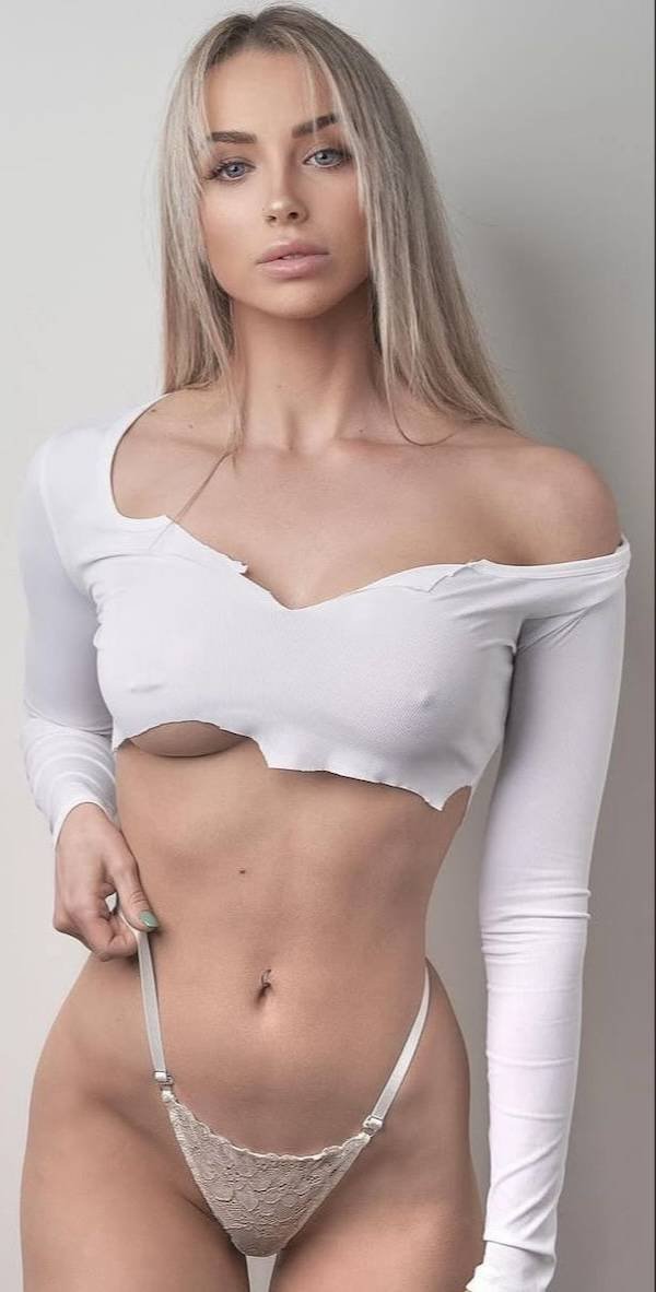 Braless Girls (43 pics)