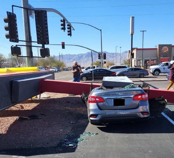 Unfortunate Car Accidents (29 pics)