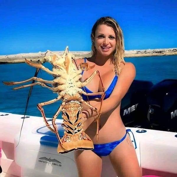 Girls Fishing (23 pics)