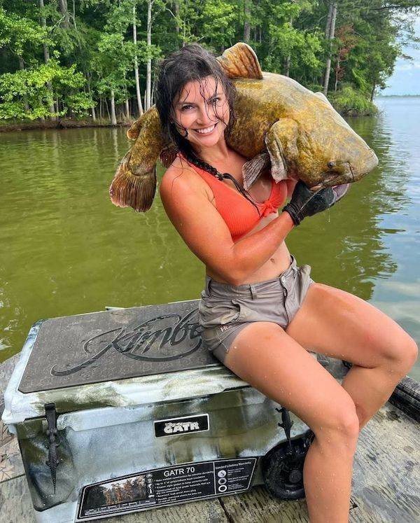 Girls Fishing (23 pics)