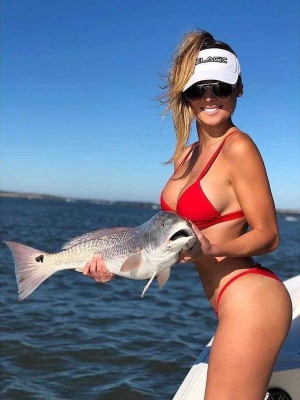 Girls Fishing (23 pics)