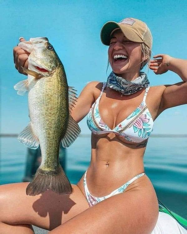 Girls Fishing (23 pics)